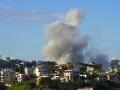 El humo se eleva desde el lugar de un ataque aéreo israelí que tuvo como objetivo una zona de la ciudad libanesa de Nabatieh, en el sur del país,
