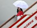 León XIV desciende del avión tras aterrizar en el Aeropuerto Internacional Houari Boumediene