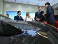 Pedro Sánchez y Begoña Gómez, en las instalaciones de la tecnológica Xiaomi