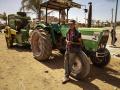 Agricultor marroquí junto a un tractor en la localidad de Sidi Slimane, a 120 kilómetros de Rabat