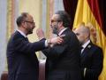 El vicepresidente de la cámara, Alfonso Rodríguez Gómez de Celis (i) discute con el diputado de Vox José María Sánchez