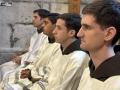 Unos religiosos jóvenes, en la catedral de Vitoria