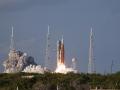 El cohete Space Launch System que transporta la cápsula Orión para la misión Artemis II despega desde la plataforma de lanzamiento 39B del Centro Espacial Kennedy
