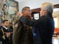 El Ministro de Defensa de la República Portuguesa Nuno Melo impone la Medalla de la Defensa Nacional de primera clase al Jefe de Estado Mayor del Ejército (JEME), General de Ejército Amador Enseñat y Berea