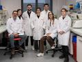 Juan José Quereda (izq.) y Alba Espí (centro), con los investigadores del Grupo LisBio de la Universidad CEU Cardenal Hererra