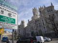 Cartel de Zona de Bajas Emisiones, en la Plaza de Cibeles (Foto de archivo)