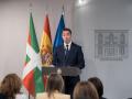 El lehendakari, Imanol Pradales, durante una rueda de prensa, en el Palacio de la Moncloa, a 27 de marzo de 2026, en Madrid (España). El jefe del Ejecutivo preside junto al lehendakari, la Comisión Bilateral de Cooperación Administración del Estado- Comunidad Autónoma del País Vasco.

Diego Radamés / Europa Press
27/3/2026