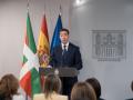 El lehendakari, Imanol Pradales, durante una rueda de prensa, en el Palacio de la Moncloa, a 27 de marzo de 2026, en Madrid (España). El jefe del Ejecutivo preside junto al lehendakari, la Comisión Bilateral de Cooperación Administración del Estado- Comunidad Autónoma del País Vasco.

Diego Radamés / Europa Press
27/3/2026