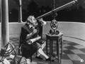 El físico y astrónomo italiano Galileo Galilei (1564-1642) con un telescopio en 1620