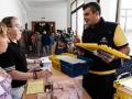 Trabajador de Correos entrega el voto por correo durante las elecciones generales de 2023 en una mesa electoral de Madrid