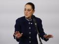 BARCELONA (ESPAÑA), 18/04/2026.- La presidenta de México, Claudia Sheinbaum hace declaraciones a los medios a su llegada este sábado a la Cumbre 'En defensa de la democracia', para unir fuerzas e intentar parar la ola global de extremismo y populismo. EFE/ Alberto Estévez