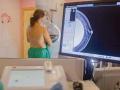 Realización de una mamografía a una mujer (archivo)
