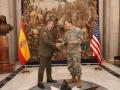 El Jefe de Estado Mayor del Ejército, general de ejército Amador Enseñat y Berea, con el general Christopher T. Donahue, comandante del U.S. Army Europe and Africa y del «Allied Land Command» (LANDCOM)