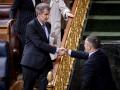 El presidente del Partido Popular, Alberto Núñez Feijóo, saluda al presidente de VOX, Santiago Abascal