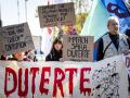 Manifestantes con pancartas frente a la Corte Penal Internacional antes del fallo de Rodrigo Duterte