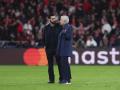 Arbeloa y Mourinho charlan durante el Benfica - Real Madrid