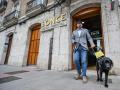 Rubén Martínez, director de la ONCE en Burgos, junto a su perro, Korky