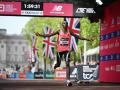 Sabastian Sawe cruza la meta del maratón de Londres con el crono marcando 1:59:30