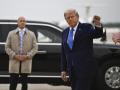 El presidente estadounidense Donald Trump levanta el puño tras bajar del Air Force One en la Base Conjunta Andrews a su regreso de Florida