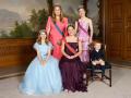 Estela de Suecia con su hermano Oscar y las princesas Amalia de Países Bajos, Isabel de Bélgica e Ingrid de Noruega en el 18º cumpleaños de esta última