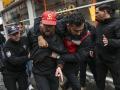 La policía turca detiene a un manifestante durante una concentración del Primero de Mayo (Día del Trabajo), con motivo del Día Internacional de los Trabajadores, en Besiktas, un distrito de Estambul
