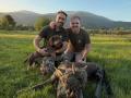 Unos cazadores posan con un raro ejemplar abatido en la provincia de Ávila