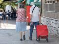 Una pareja de personas mayores camina por la calle con un carro de la compra

EDUARDO PARRA / EUROPA PRESS
24/7/2023
