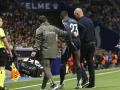 CORNELLÁ DE LLOBREGAT (BARCELONA), 03/05/2026.- El jugador del Real Madrid Ferland Mendy se retira del terreno de juego tras lesionarse durante el partido de la jornada 34 de LaLiga EA Sports entre el Espanyol y el Real Madrid, este domingo en el RCDE Stadium.-EFE/ Quique García