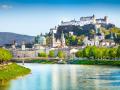 La histórica ciudad de Salzburgo y el río Salzach en verano