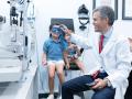 El doctor Hurtado, oftalmólogo pediátrico, en la consulta junto a sus hijos