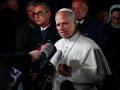 El Papa responde a periodistas a su salida de la villa papal de Castelgandolfo