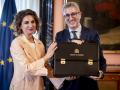 La secretaria general del PSOE-A y candidata a la Presidencia de la Junta de Andalucía, María Jesús Montero (i), y el ministro de Hacienda, Arcadi España