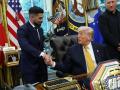 Ilia Topuria estrechando la mano del presidente estadounidense Donald Trump en el Despacho Oval