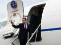 El secretario de Estado de EE. UU., Marco Rubio, saluda mientras sube a su avión al término de una visita a Italia y al Vaticano