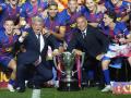 Los jugadores del FC Barcelona celebran el título de Liga con Joan Laporta y Rafa Yuste