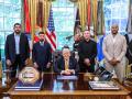 Donald Trump posa junto a Ilia Topuria y Justin Gaethje en el Despacho Oval de la Casa Blanca