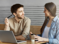 Dos personas mantienen una conversación