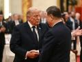 El presidente Donald Trump saluda a Xi Jinping durante un banquete en Pekín