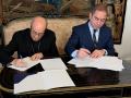 Fabio Gómez-Estern, rector de la Universidad Loyola, y Mons. Jesús Fernández, obispo de Córdoba, en la firma del acuerdo