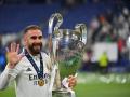 Dani Carvajal posa con la última Champions que ganó como futbolista