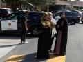 Un grupo de mujeres espera información de sus familiares fuera de una mezquita en San Diego