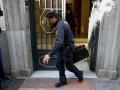 Agentes de la Policía Nacional salen del edificio donde se encuentra la oficina del expresidente del Gobierno José Luis Rodríguez Zapatero