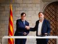 El presidente de la Generalitat, Salvador Illa, y el presidente de ERC, Oriol Junqueras, firman el acuerdo de Presupuestos de la Generalitat para 2026