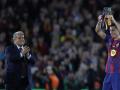Robert Lewandowski (d) durante el homenaje recibido en el Camp Nou