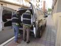 Agentes de la Policía Nacional llegan al domicilio donde la mujer mató presuntamente a su marido
