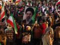 Un hombre sostiene un retrato del líder supremo de Irán, el ayatolá Mojtaba Jameneí, en Teherán