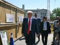 El presidente estadounidense Donald Trump se retira tras hablar con la prensa cerca del lugar donde se construirá su futuro salón de baile en la Casa Blanca, en Washington, D.C.