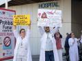 Médicos y facultativos durante una concentración frente al Hospital de Móstoles