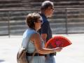 Viandantes soportan las altas temperaturas