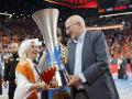 Imagen de Juan Roig y su mujer, Hortensia Herero, con la copa de campeones de la Liga Endesa femenina lograda por el Valencia Basket